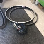 前モーターの電動自転車の車輪修理