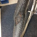 古いタイヤを使い続けると危険な場合がありますよ。