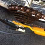 陽気な外国人さんの修理の自転車