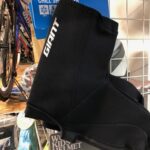 防寒シューズカバー展示しました。店頭在庫限りでーす