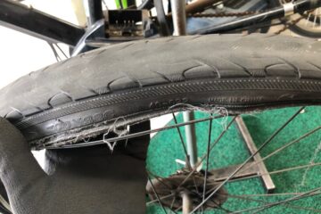 傷んだタイヤは暑さでさらに劣化が進行します。