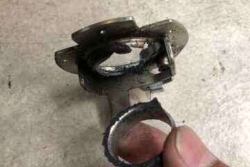 ブレーキをかけた時の「ガクッ」っていうガタを見逃さないで！